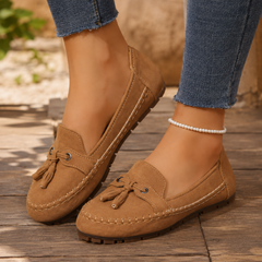 Mocassins femme marron clair à enfiler, pompons noués et coutures crème contrastées