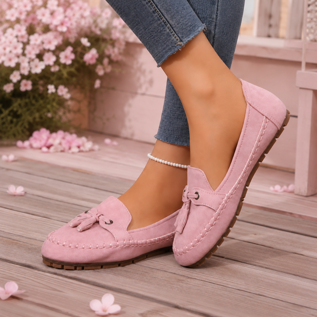 Mocassins plats rose vus de côté, semelle crantée marron et bout arrondi surpiqué