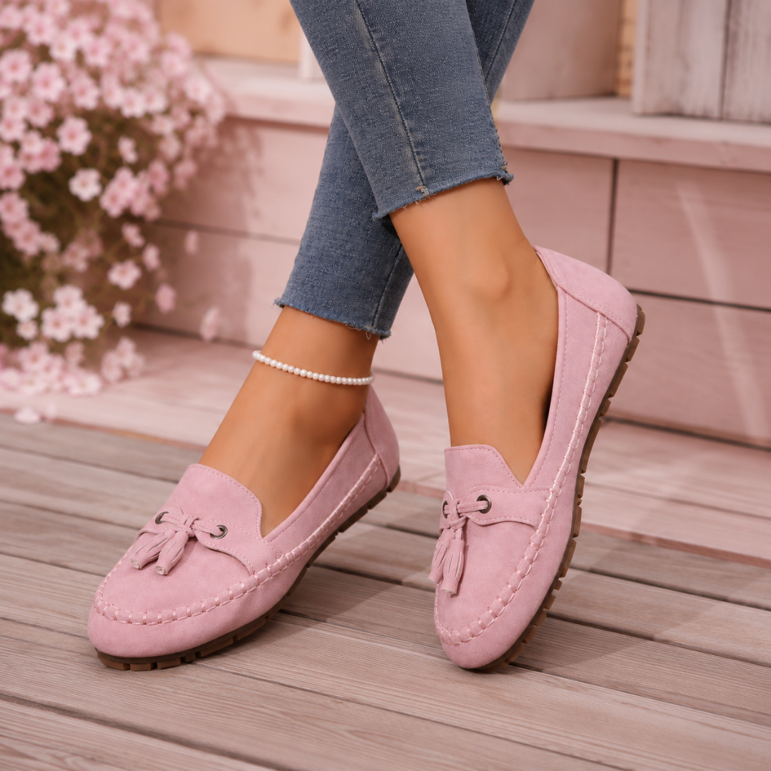 Mocassins plats rose portés en marche, ouverture enveloppante et semelle souple visible