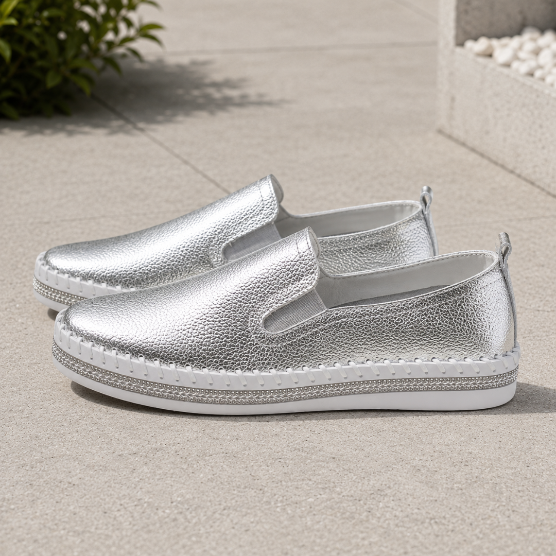 Paire de mocassins plats argent vue de profil, élastiques latéraux et surpiqûre tressée
