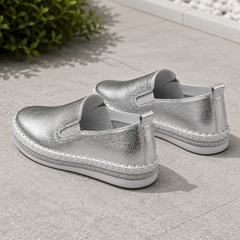 Mocassins argent vus de dos avec languette au talon et semelle épaisse blanche