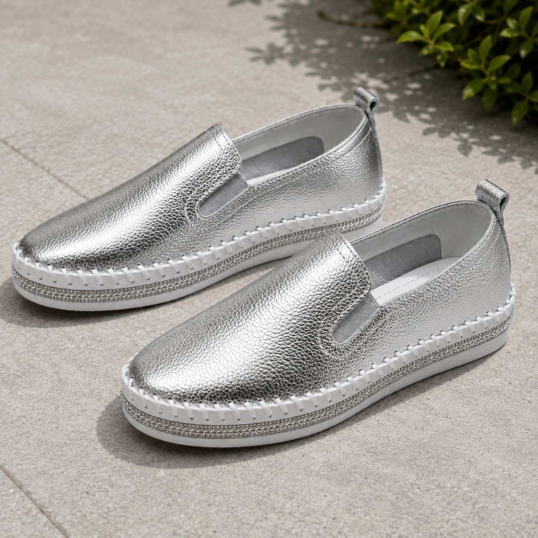 Mocassins femme argent au dessus grainé, bout arrondi et plateforme ornée de strass