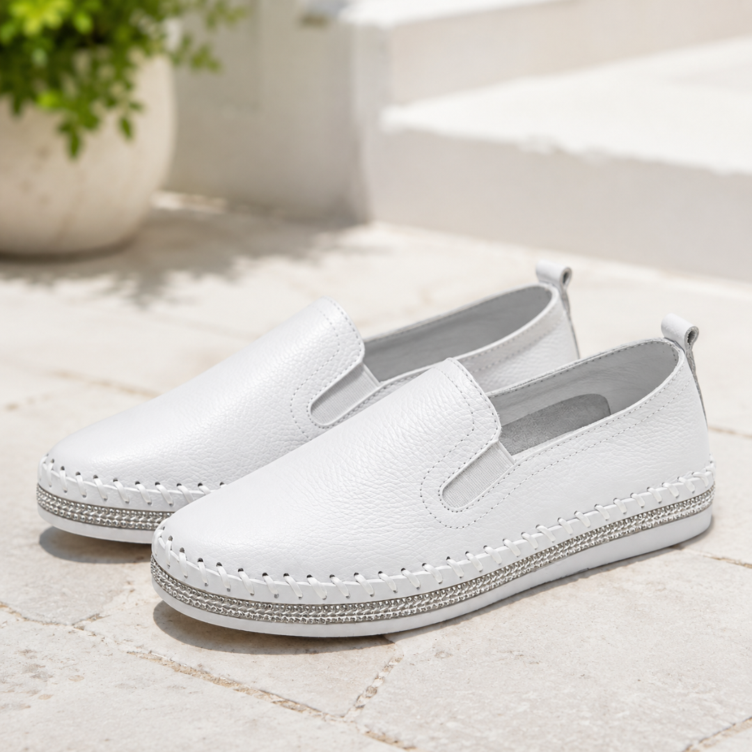 Mocassins femme blancs slip-on avec galon scintillant argenté le long de la semelle