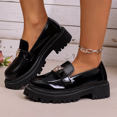 Mocassins femme noirs vus de côté, semelle plateforme crantée et bout arrondi