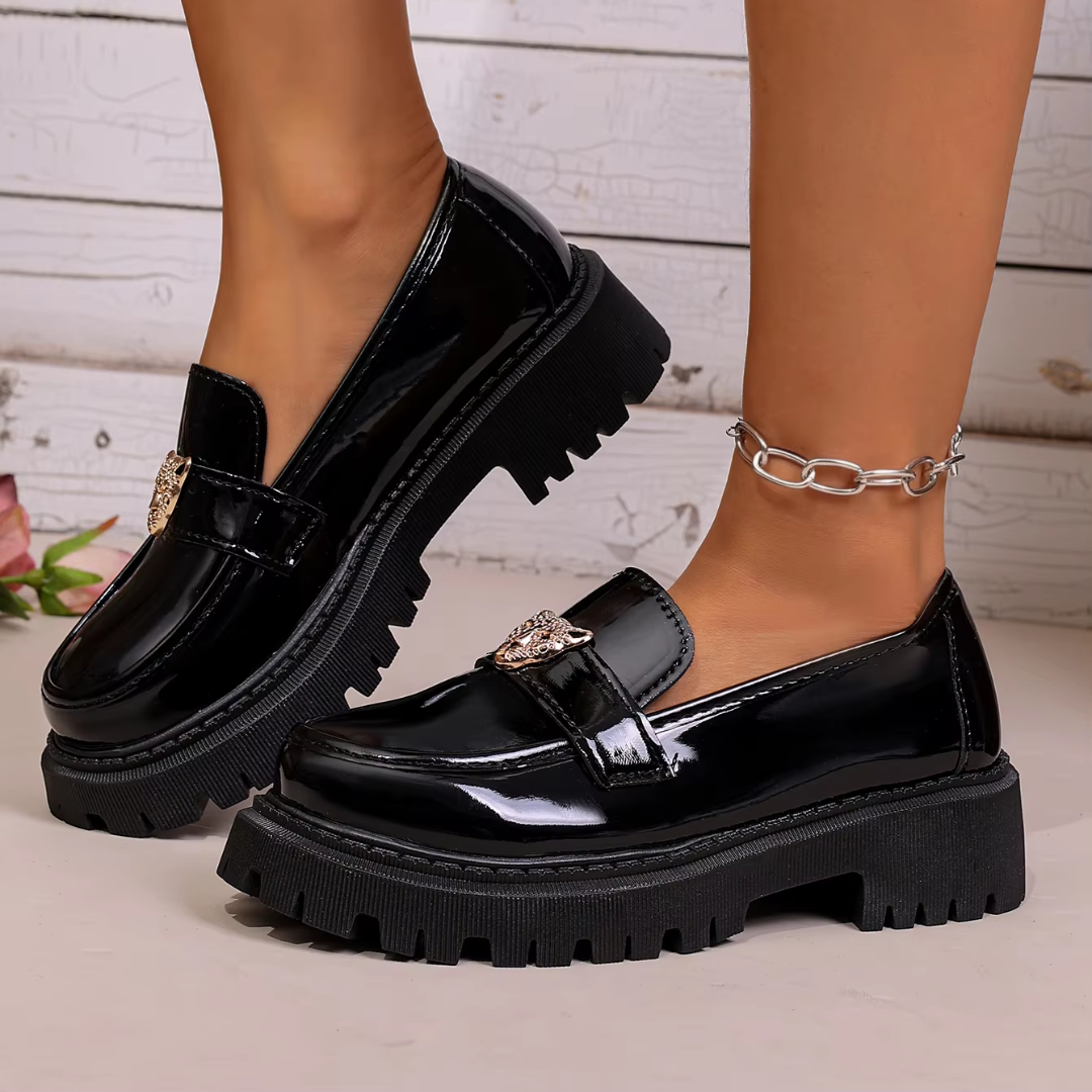 Mocassins femme noirs vus de côté, semelle plateforme crantée et bout arrondi