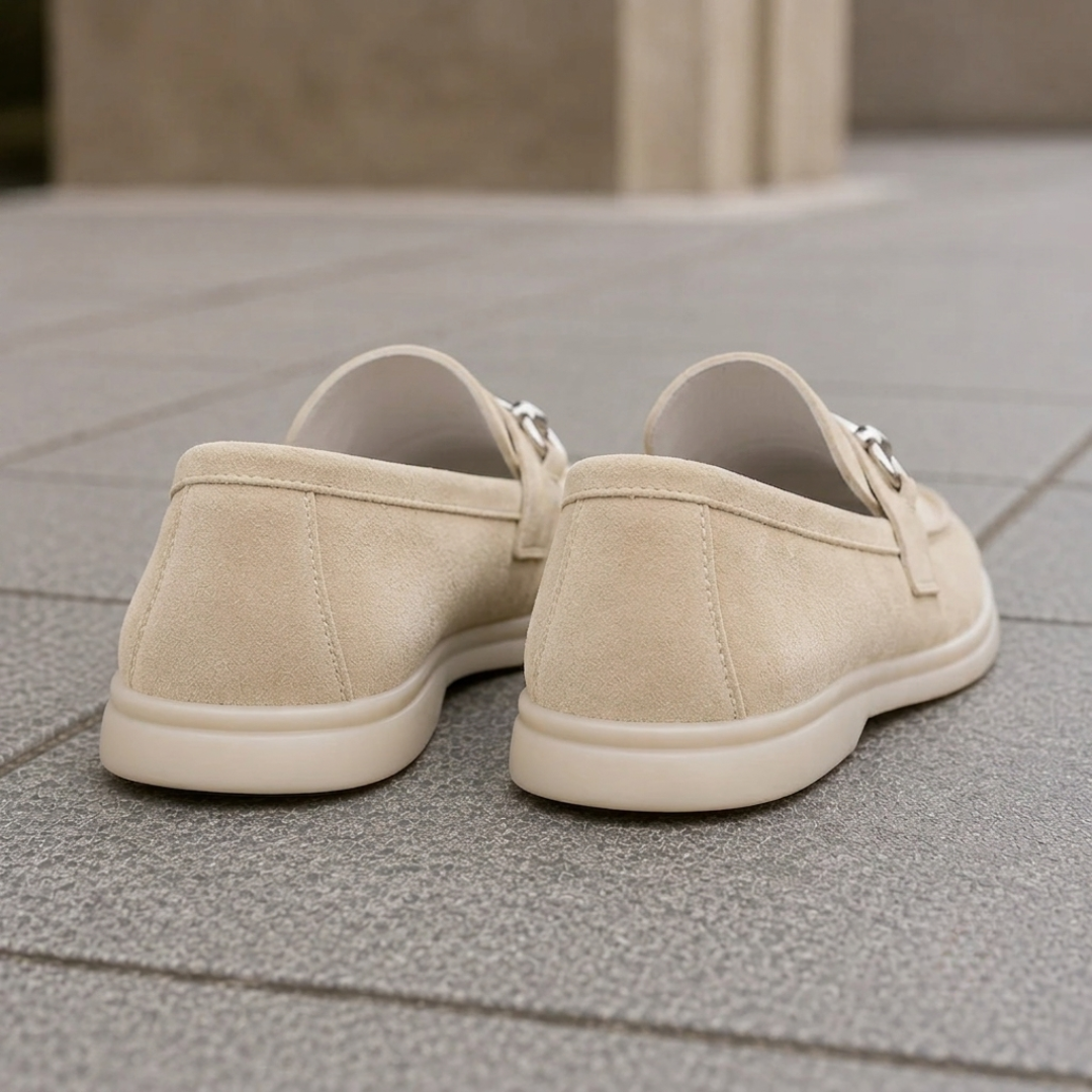 Mocassins loafer suède beige détail boucle métal, vue rapprochée