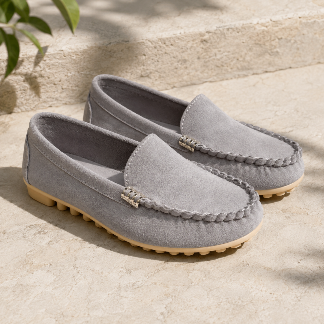 Mocassins femme gris clair à bord tressé, ornement métallique et semelle beige