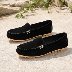 Mocassins femme noirs à bord tressé et semelle crantée beige contrastante