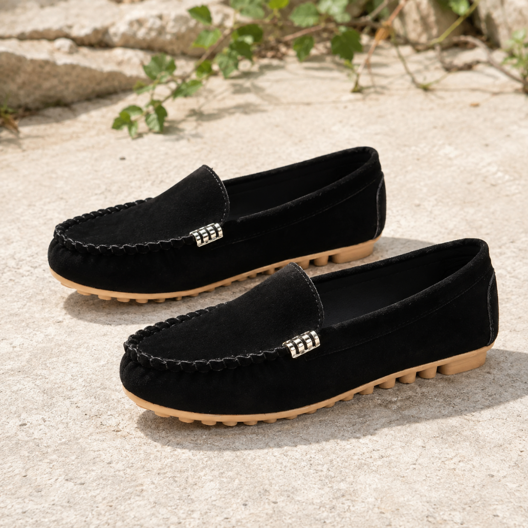 Mocassins femme noirs à bord tressé et semelle crantée beige contrastante