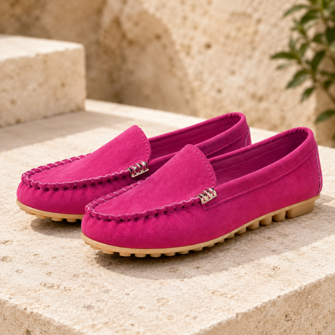 Paire de mocassins femme rose vif à bord tressé et semelle crantée beige