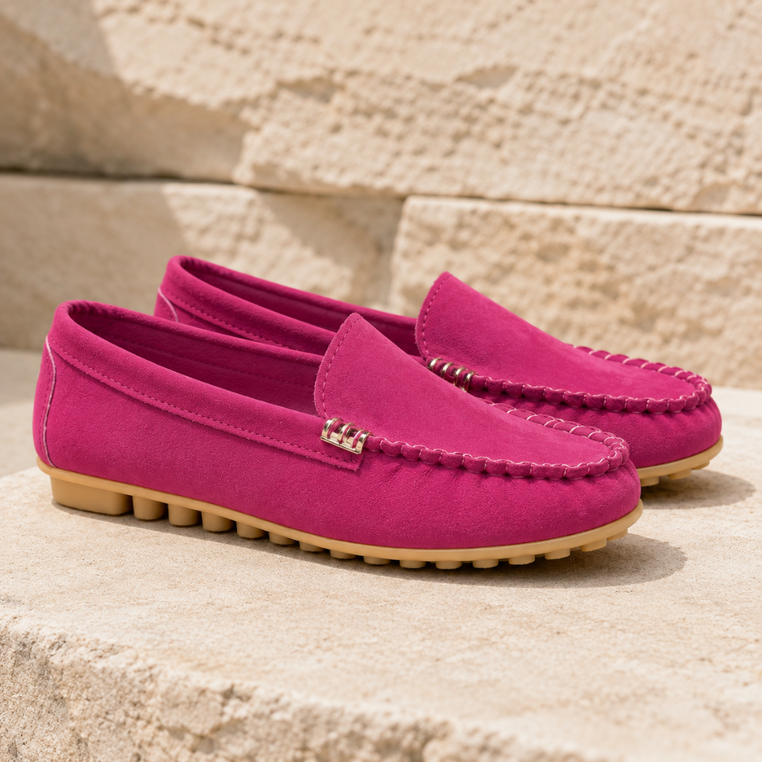 Mocassins plats femme rose vif vus de côté avec ornement métallique sur le dessus