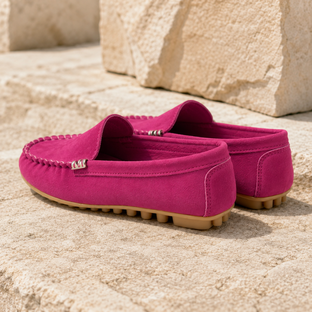 Mocassins femme rose vus de dos, talon plat et semelle crantée à picots