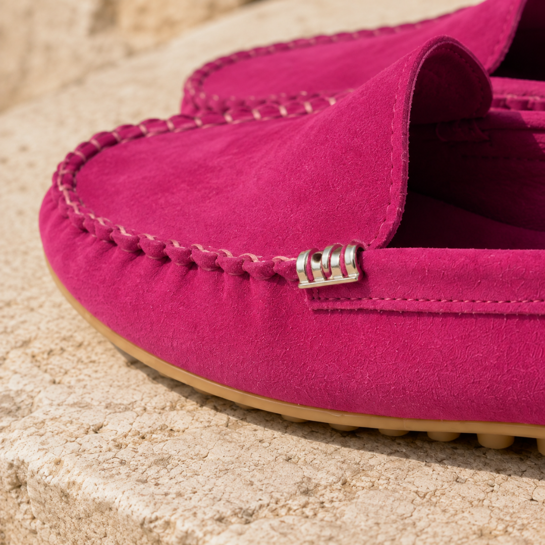 Détail de l'ornement métallique et des surpiqûres tressées du mocassin rose