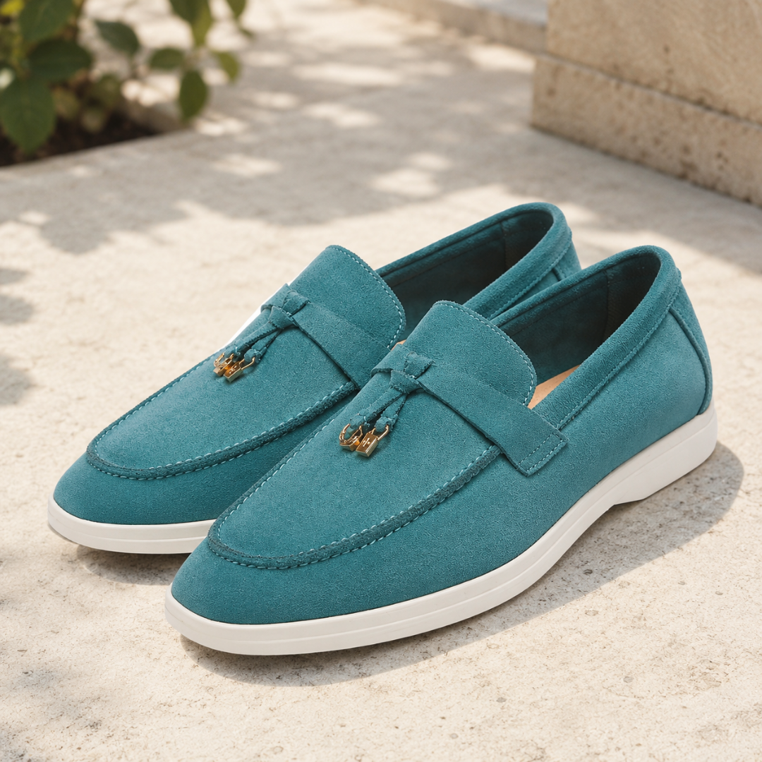 Mocassins homme bleu canard à patte nouée, breloques dorées et bout rond