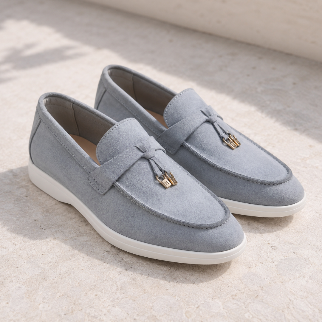 Mocassins homme gris clair à enfiler, breloques dorées et semelle blanche