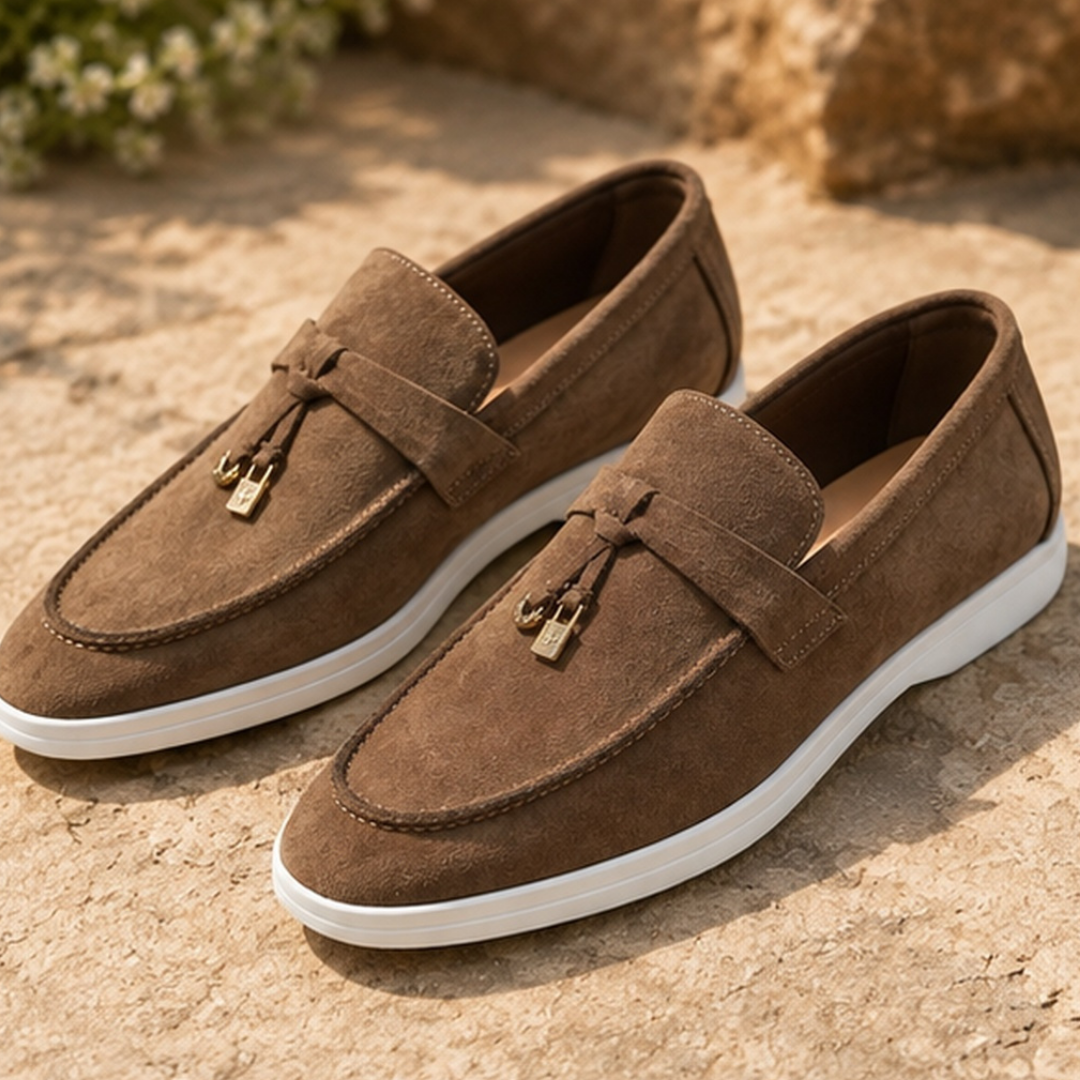 Paire de mocassins homme marron à patte nouée et breloques dorées, semelle blanche
