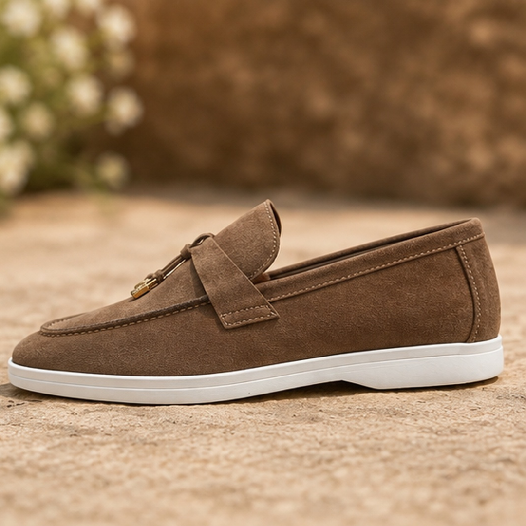 Mocassin homme marron vu de profil, patte nouée et semelle blanche contrastée