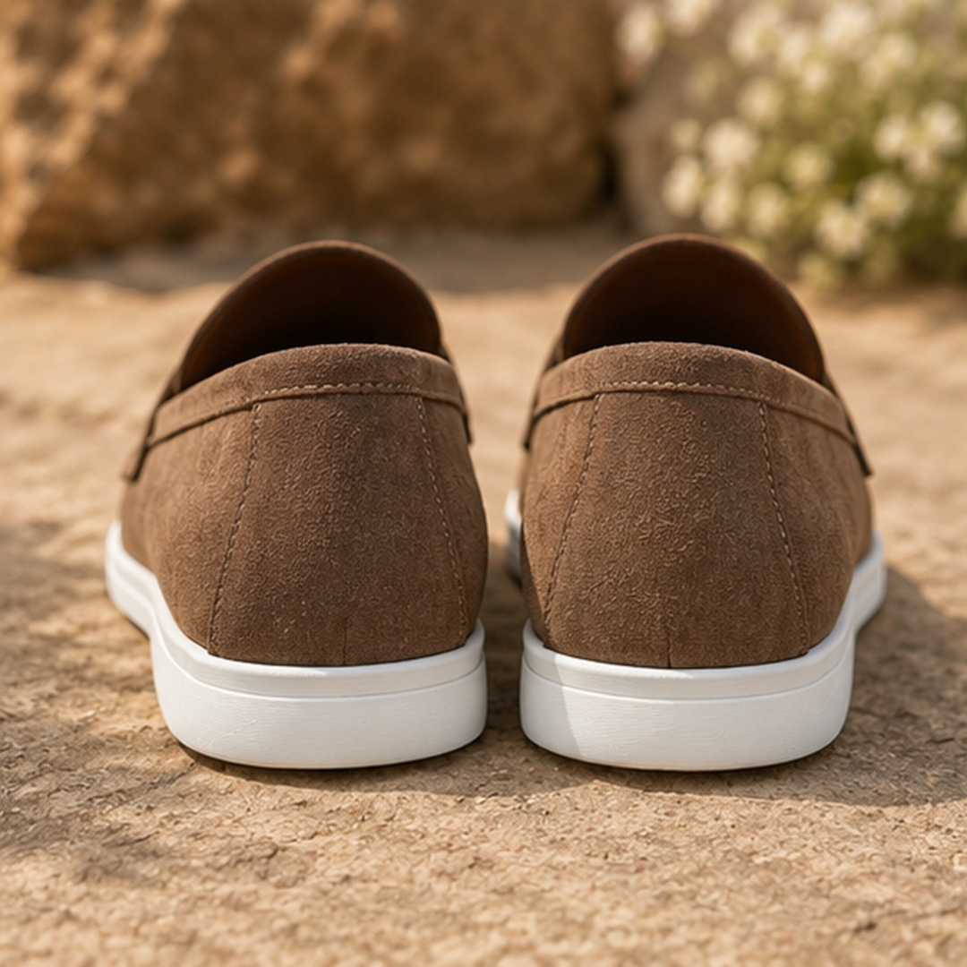 Mocassins homme marron vus de dos, col surpiqué et semelle blanche