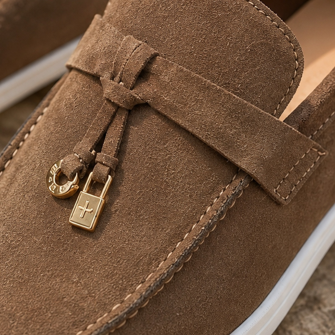 Détail du nœud et des deux breloques dorées sur mocassin homme marron
