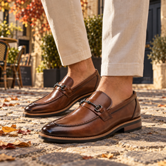 Paire de mocassins marron vue de profil, semelle à petit talon et liseré clair