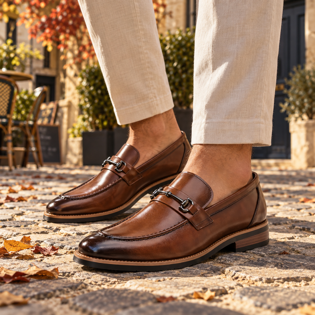 Paire de mocassins marron vue de profil, semelle à petit talon et liseré clair