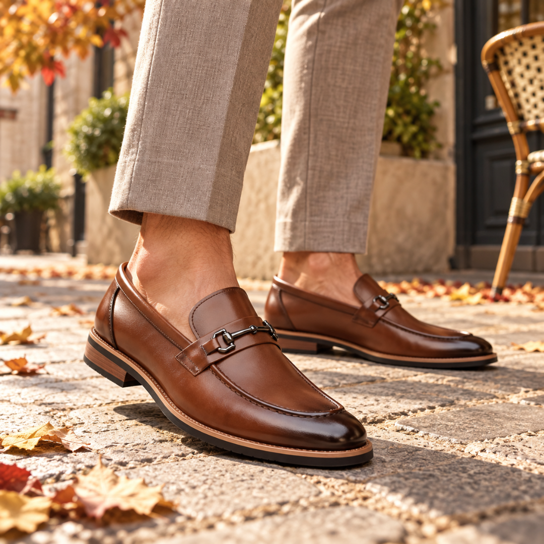 Mocassins homme marron brillants avec mors métallique, portés avec un pantalon beige
