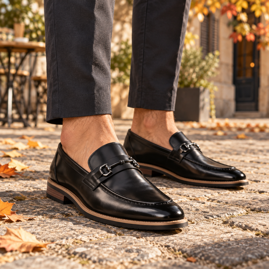 Mocassins homme noirs à mors métallique, bout amande et semelle claire