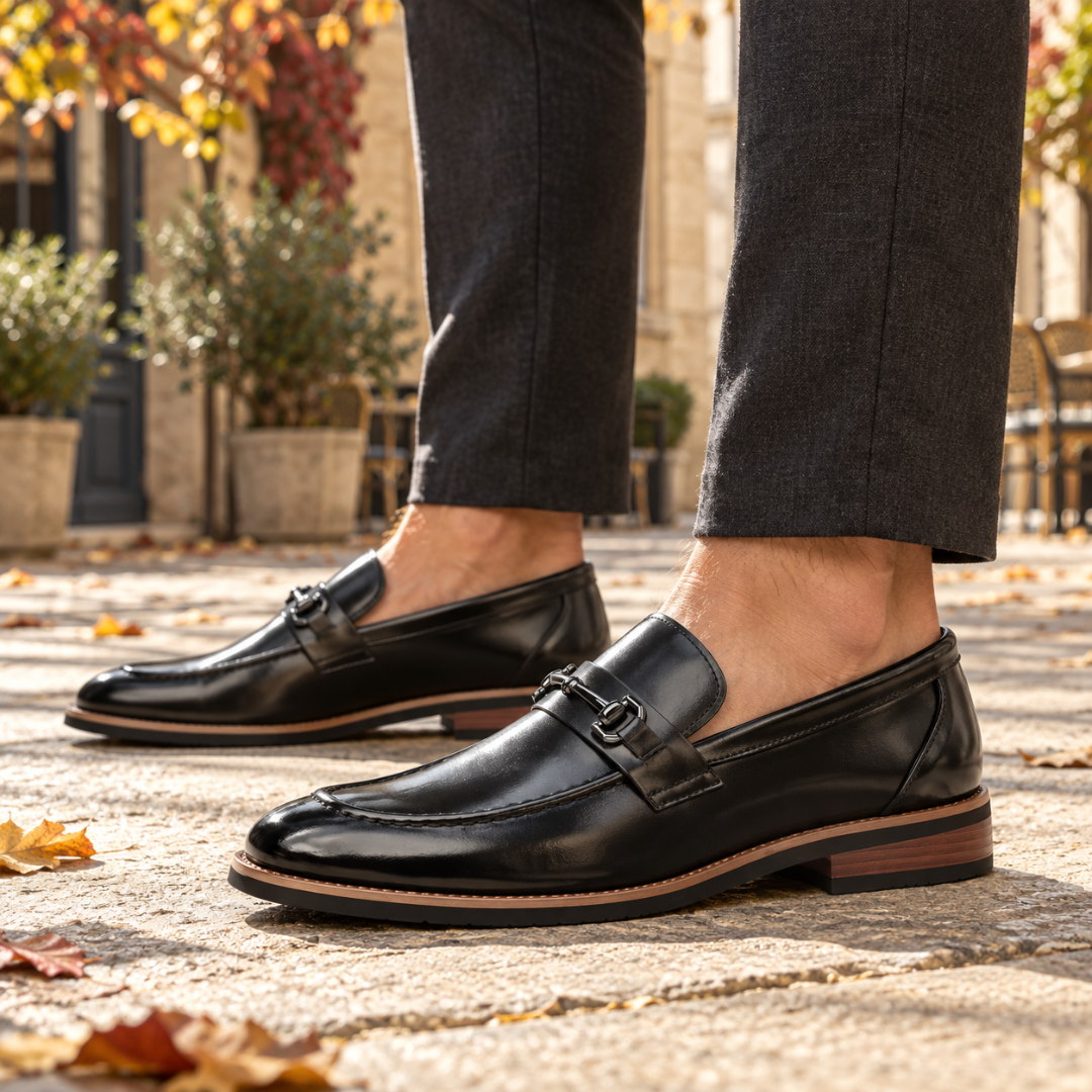 Mocassins noirs vus de côté, bride large et petit talon visible