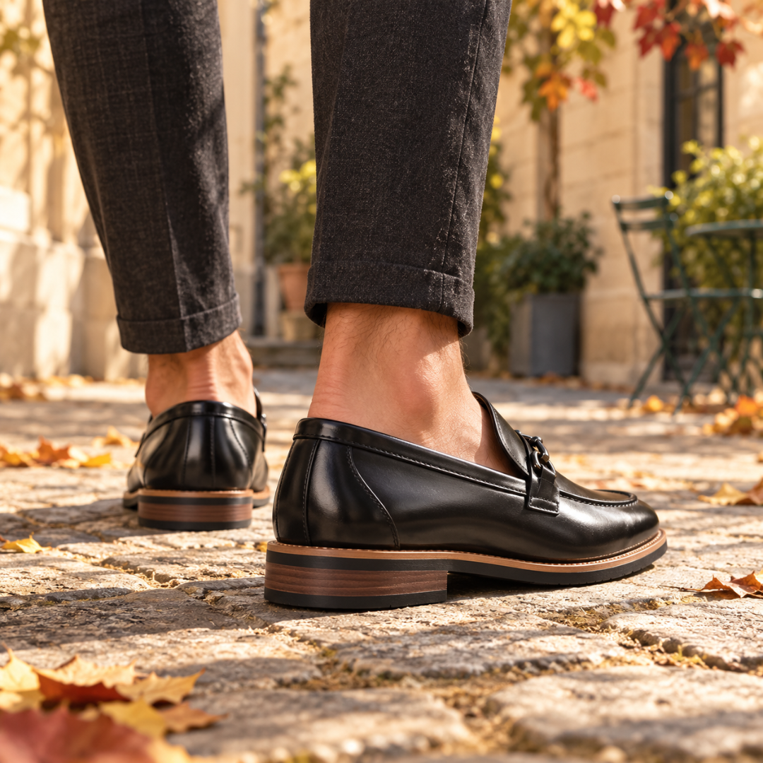 Mocassins noirs vus de dos, talon bas et liseré clair sur le pourtour