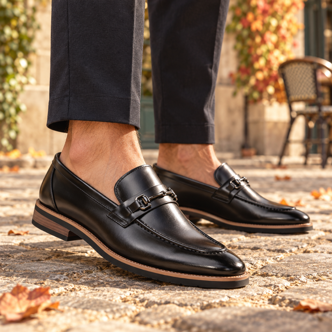 Mocassins homme noirs à enfiler avec mors argenté, portés avec un pantalon foncé
