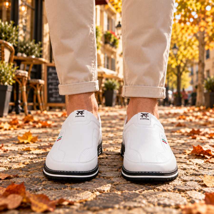 Mocassins homme blancs à enfiler, vus de face avec semelle noire et blanche
