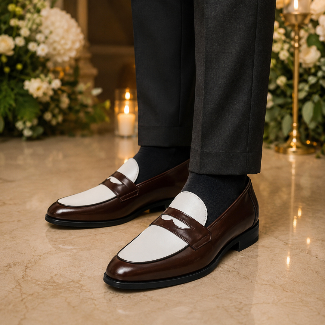 Mocassins bicolores marron, bout effilé lustré et empiècement blanc sur le dessus