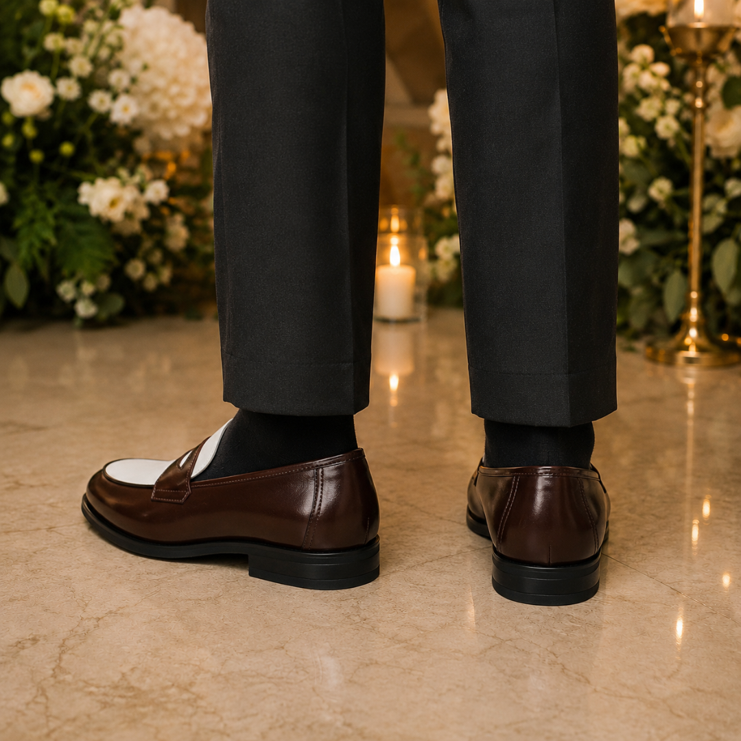 Mocassins marron vus de dos, talon carré bas et arrière parfaitement lisse