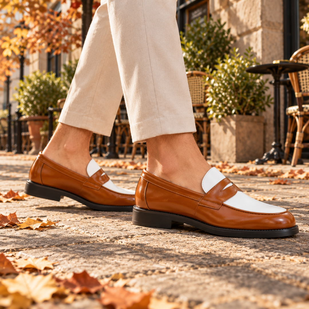 Paire de mocassins marron bicolores en marche, semelle noire à petit talon visible