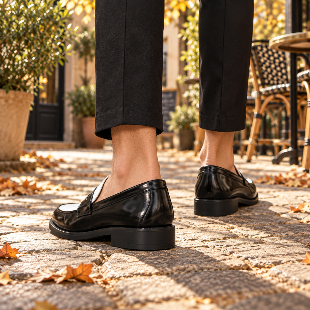 Vue arrière des mocassins noirs, petit talon et arrière lisse sans fermeture