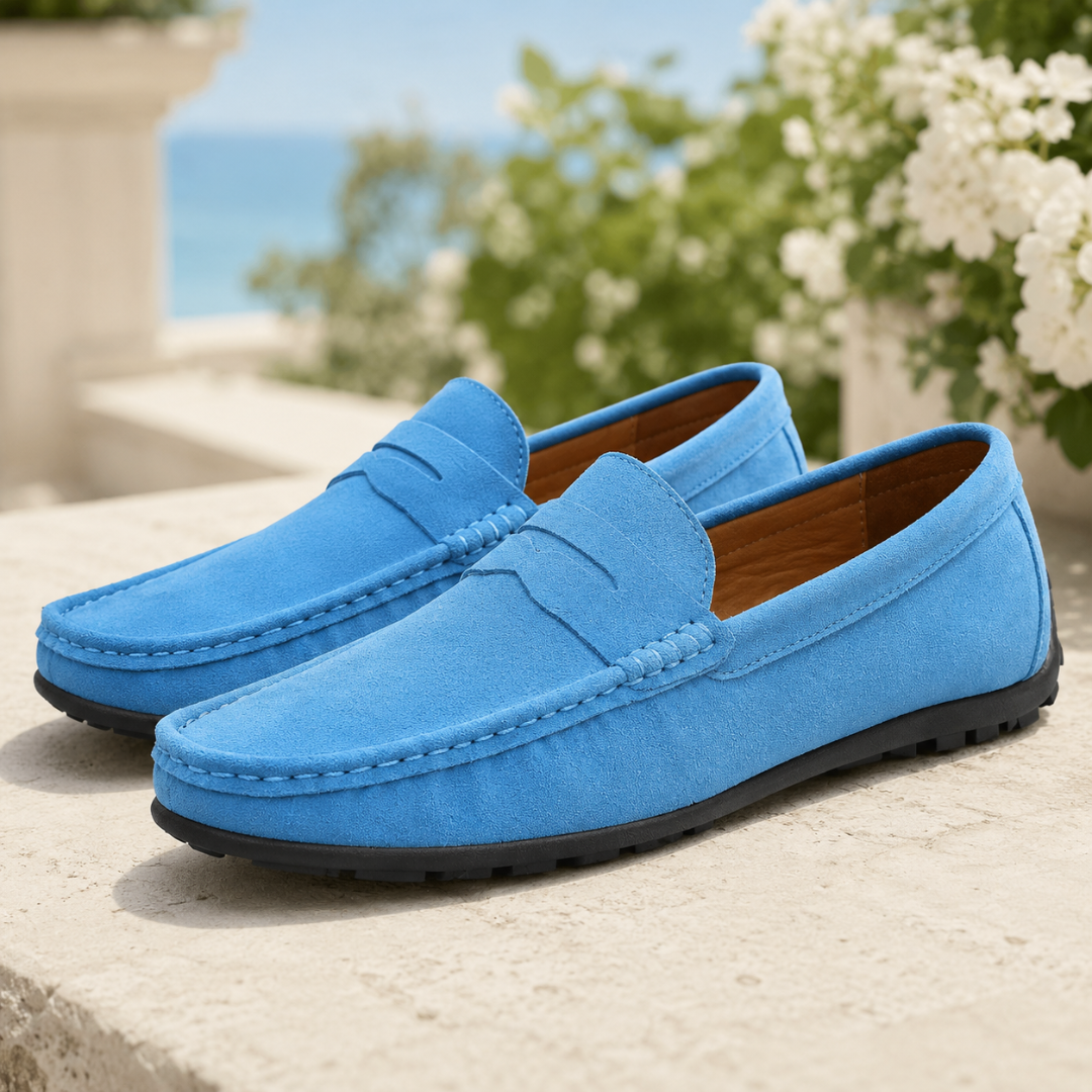 Mocassins homme bleu azur à bande penny, semelle noire à picots, décor bord de mer.