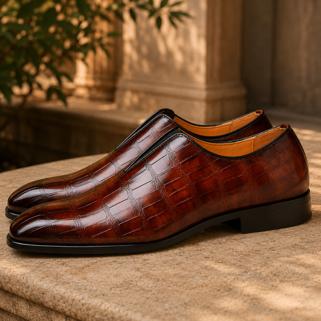 Paire de mocassins homme marron effet croco, profil et bout effilé brillant