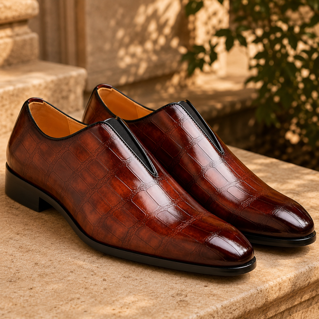 Mocassins homme marron sans lacets, motif croco gaufré et finition brillante