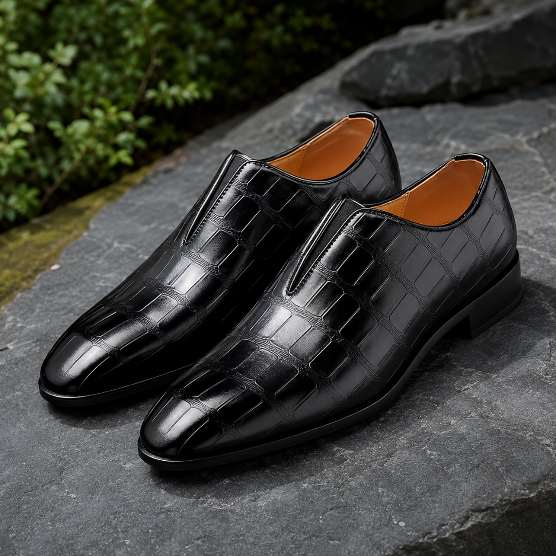 Mocassins homme noirs à effet croco gaufré, bout effilé et semelle noire