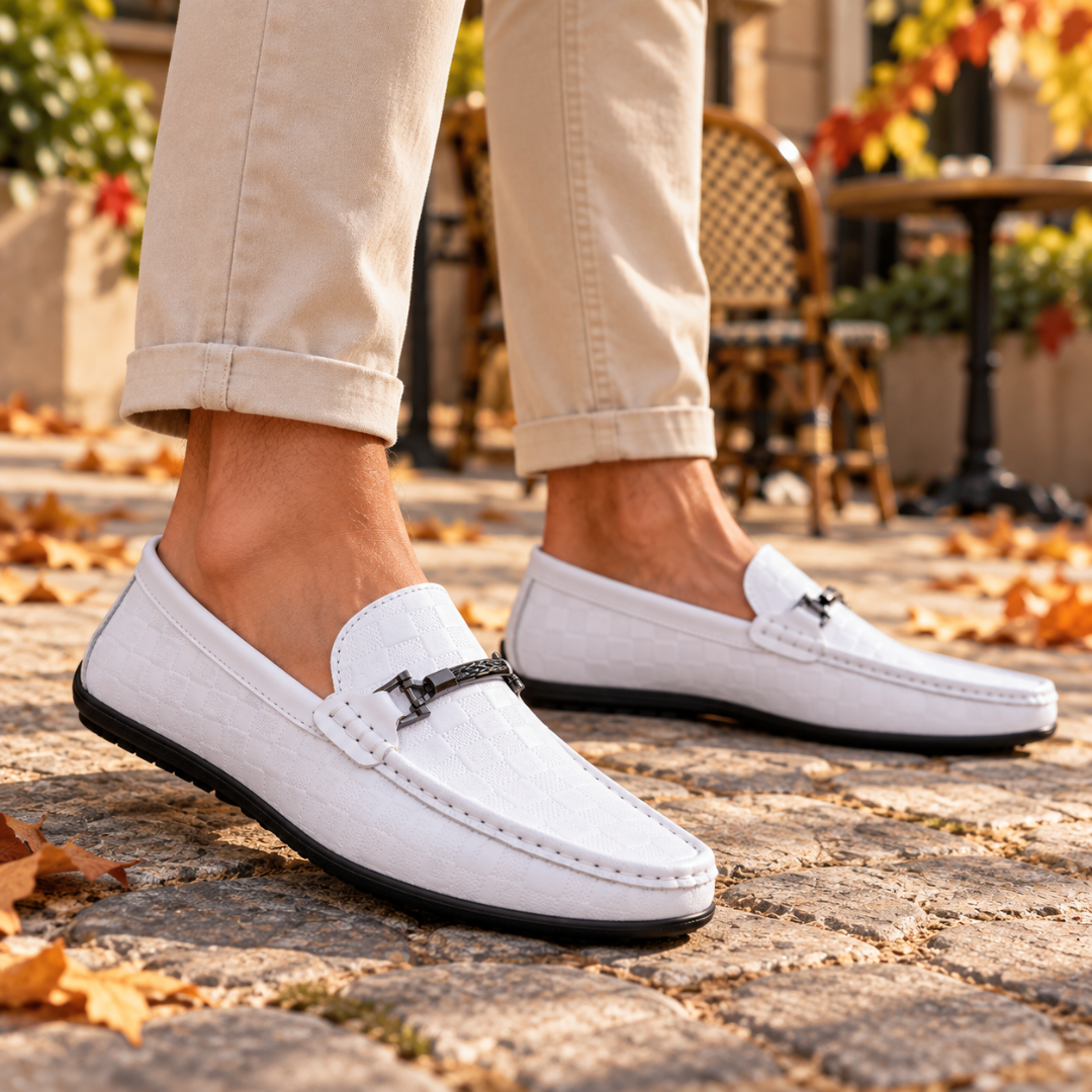 Mocassins homme blancs vus de côté, bout rond et semelle noire crantée