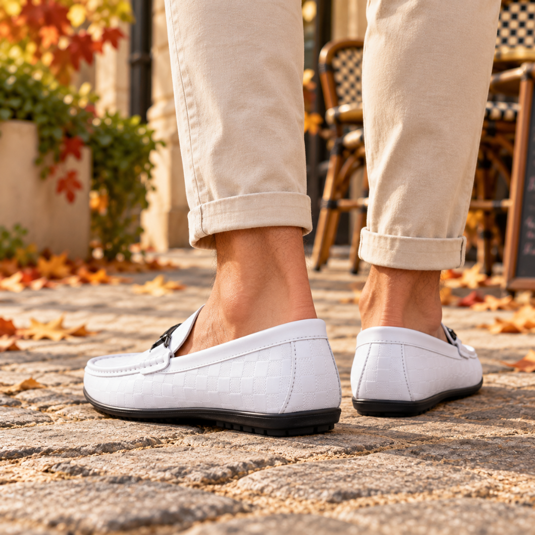Mocassins blancs vus de dos, damier gravé sur le talon et surpiqûres apparentes