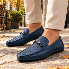 Mocassins homme bleu marine à motif damier gravé et bout rond surpiqué