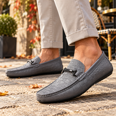 Mocassins homme gris à motif damier gravé, mors métallique et semelle noire