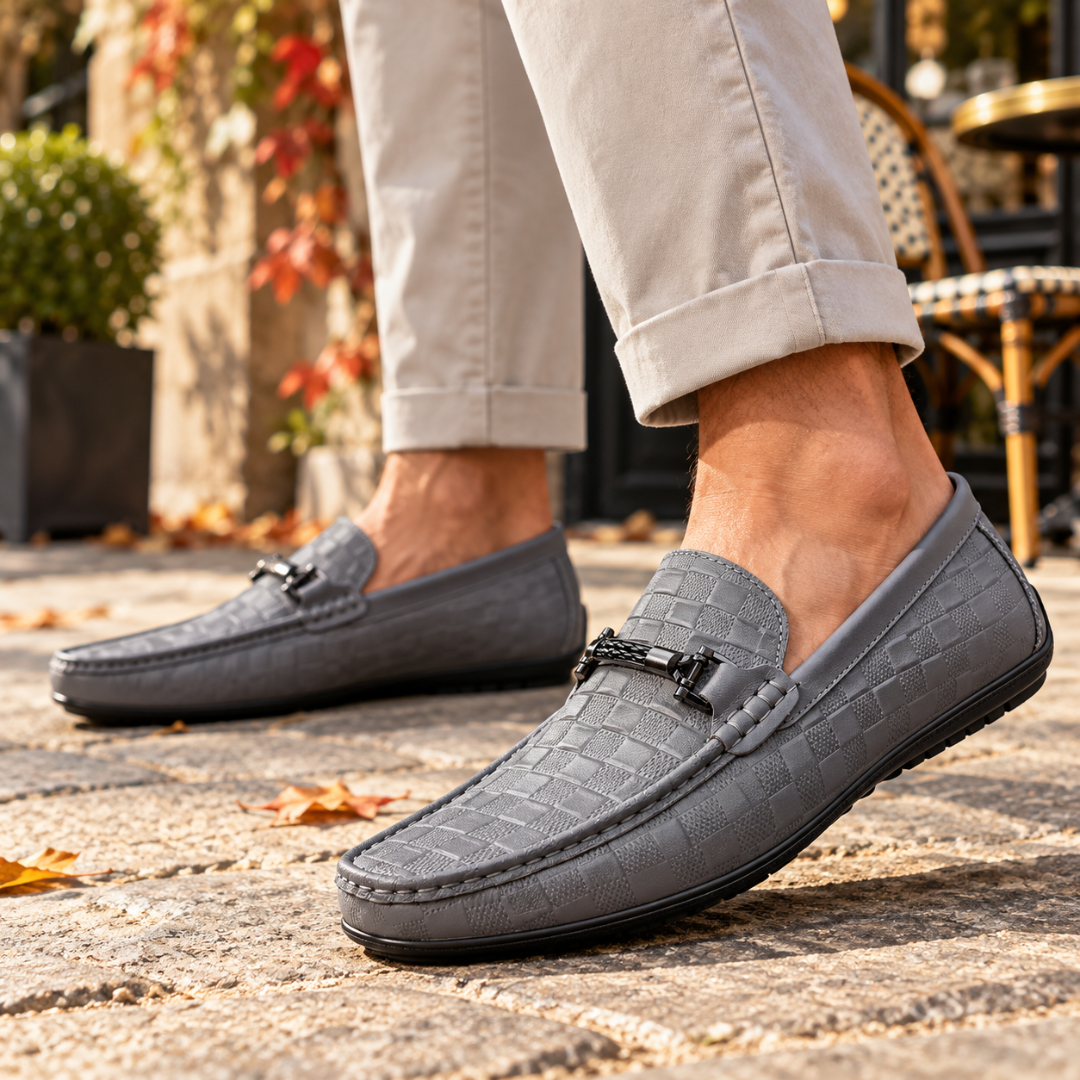 Mocassins homme gris à motif damier gravé, mors métallique et semelle noire