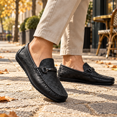 Mocassins homme noirs à damier gravé, mors métallique et semelle crantée noire