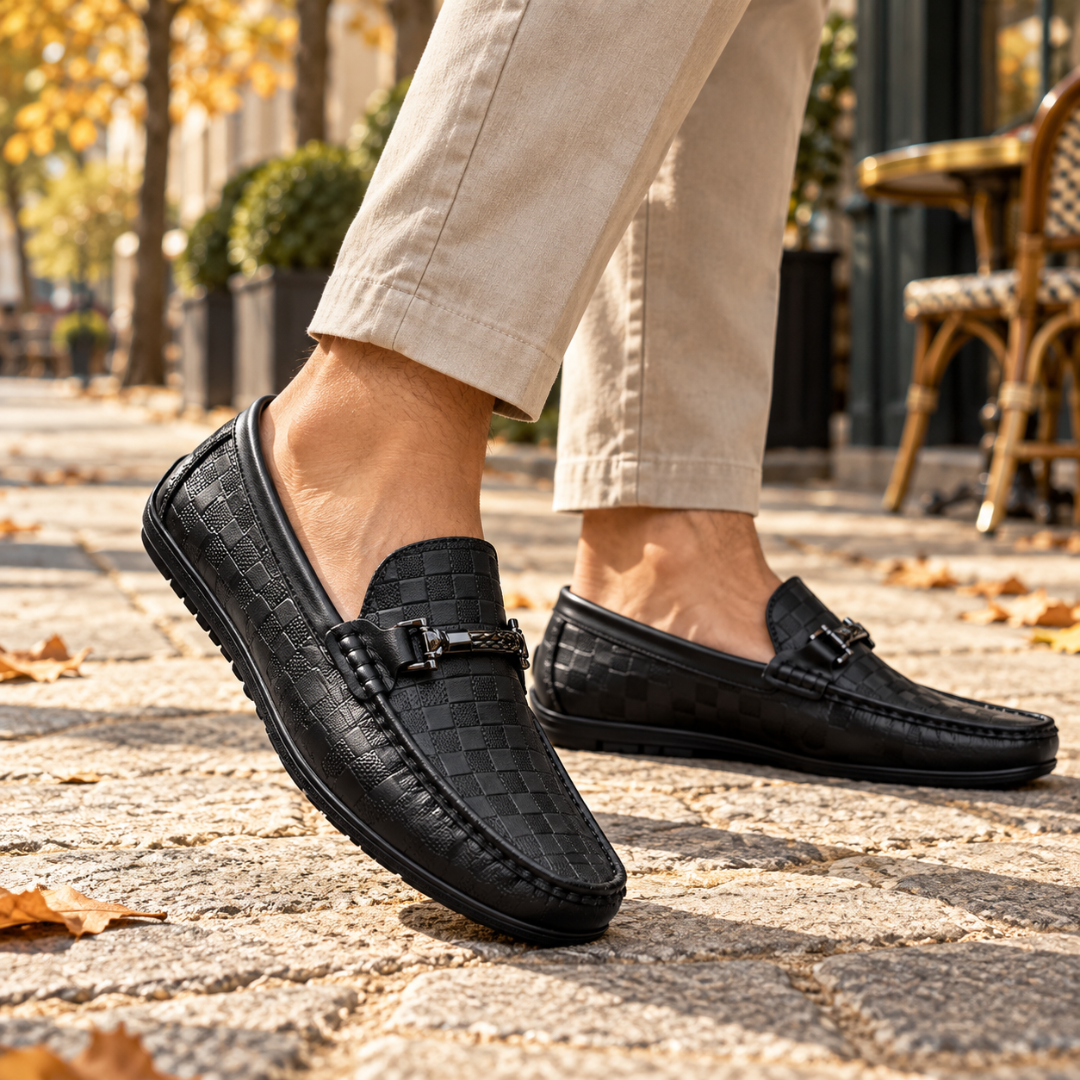 Mocassins homme noirs à damier gravé, mors métallique et semelle crantée noire