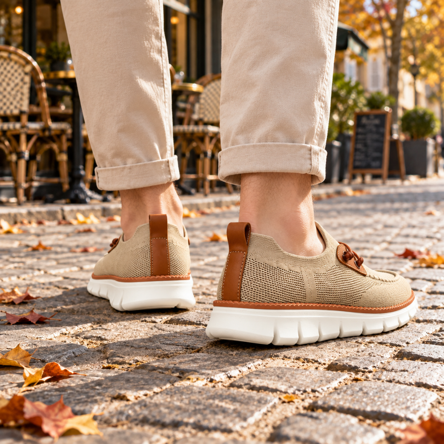 Vue arrière des mocassins beiges en maille avec patte de tirage au talon