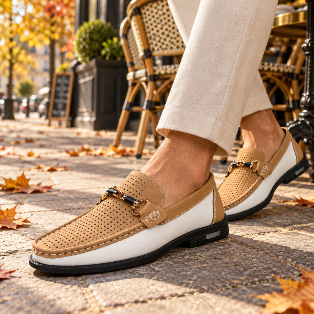 Mocassins homme beiges et blancs portés, perforations régulières et surpiqûres blanches apparentes