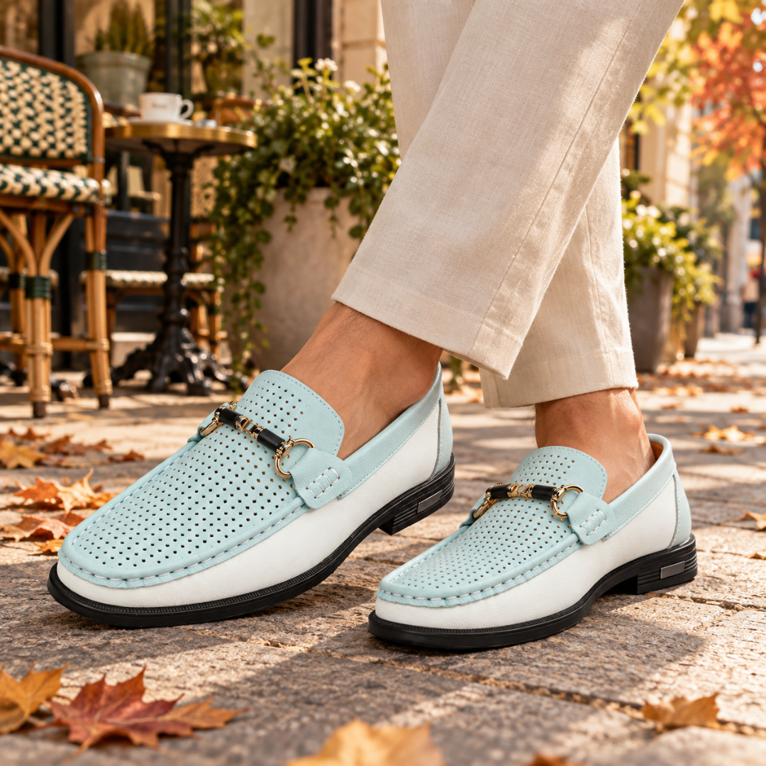 Mocassins homme bleu clair et blancs, dessus perforé et mors doré sur patte