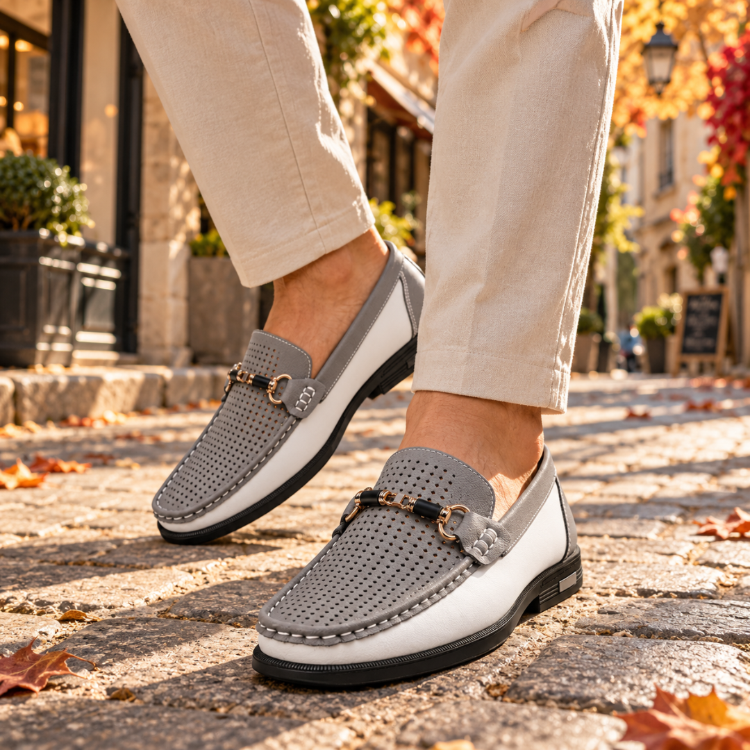 Mocassins homme gris et blancs de profil, mors doré et semelle noire